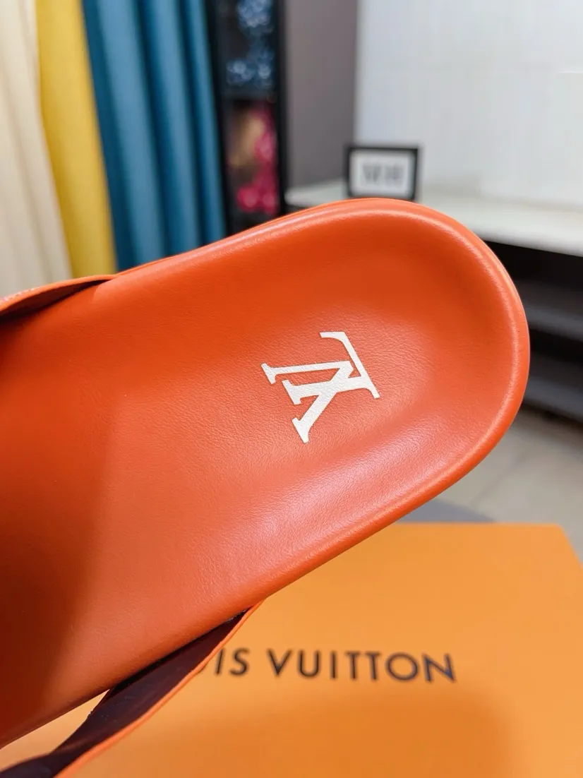 Men's shoes💰300🌹🌹【LV】Multi-color new men's slippers, original top-quality version, original special cowhide with pebbled embossing➕sheepskin on the inner and side, non-slip combination sole, more stable walking, more comfortable and lightweight, high-end and generous, size: 38~44